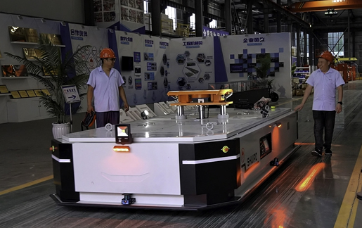 30T 牽引 AGV 在物流行業(yè)優(yōu)勢(shì)顯著，具備強(qiáng)大負(fù)載、精準(zhǔn)導(dǎo)航、自動(dòng)化作業(yè)、適應(yīng)復(fù)雜環(huán)境、節(jié)省人力、便于集成以及安全性能突出等優(yōu)勢(shì)，助力物流高效運(yùn)作。
